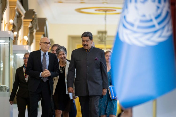 El presidente de Venezuela, Nicolás Maduro (der.), junto al Alto Comisionado de la ONU para los Derechos Humanos (Acnudh), Volker Türk, en una fotografía de archivo. EFE/ Rayner Peña R.