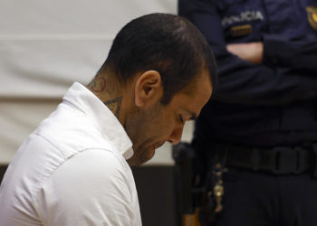 Dani Alves, condenado a 4 años y medio de cárcel por violar a una joven en Barcelona
