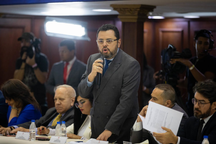 El presidente del partido Alianza Lápiz, Antonio Ecarri, participa en una reunión entre Asamblea Nacional con representantes de partidos políticos hoy, en Caracas (Venezuela). EFE/Rayner Peña R.