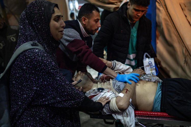 Heridos son transportados a un hospital tras los ataques aéreos israelíes contra el campo de refugiados de Rafah, en el sur de la Franja de Gaza, este 12 de febrero de 2024. EFE/EPA/Haitham Imad