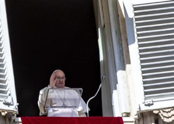 El papa Francisco celebra el rezo del ángelus tras suspender el sábado su agenda por gripe