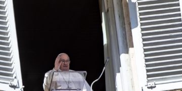 El papa Francisco celebra el rezo del ángelus tras suspender el sábado su agenda por gripe