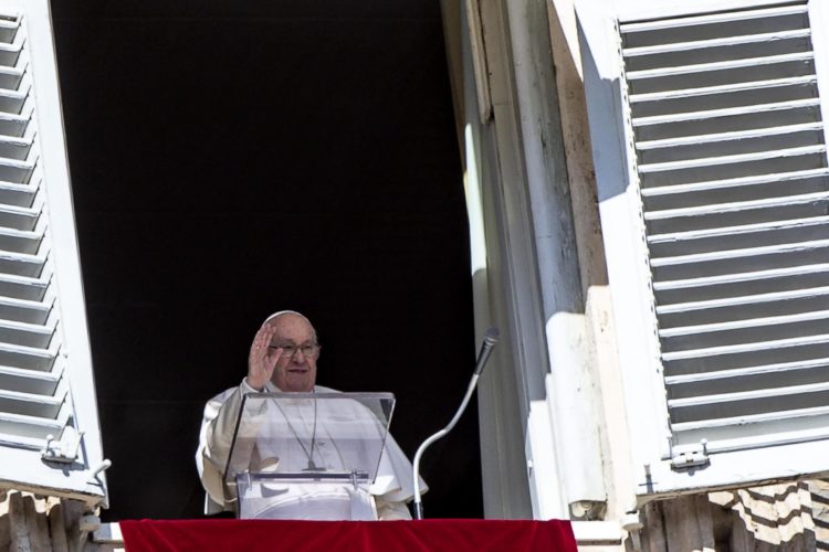 El papa Francisco dirige su oración del Ángelus desde la ventana de su oficina con vista a la Plaza de San Pedro en la Ciudad del Vaticano, el 25 de febrero de 2024. EFE/EPA/ANGELO CARCONI