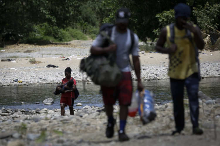 Personas migrantes cruzan el río Tuquesa en Darién (Panamá), en una fotografía de archivos. EFE/ Bienvenido Velasco