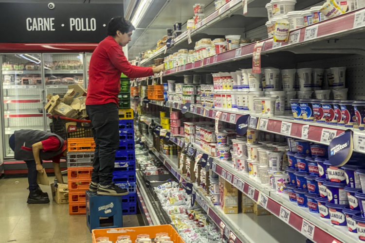 Empleados de un supermercado organizan productos en los estantes, hoy, en Buenos Aires (Argentina). EFE/ Juan Ignacio Roncoroni/Archivo