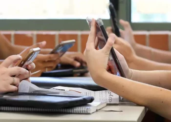 El Gobierno británico divulga pautas para frenar el uso de los móviles en los colegios