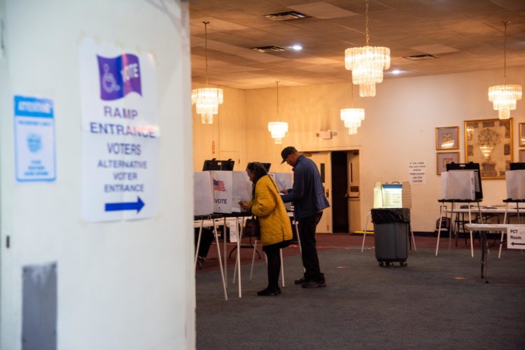 Los votantes se encuentran en las cabinas en Greater Emmanuel Institutional durante las elecciones primarias presidenciales de 2024 en Detroit, Míchigan. EFE/EPA/CYNDI ELLEDGE