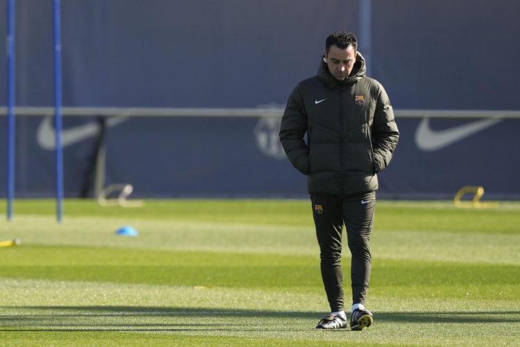 El entrenador del FC Barcelona, Xavi Hernandez, durante el entrenamiento del equipo azulgrana este viernes. EFE/Enric Fontcuberta.