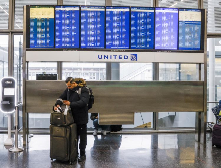 Un hombre revisa el estado de los vuelos en el aeropuerto de Chicago, en una fotografía de archivo. EFE/ Tannen Maury