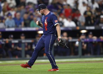 Liam Hendriks, ganador del premio Regreso del Año, firma dos temporadas con los Medias Rojas