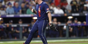 Liam Hendriks, ganador del premio Regreso del Año, firma dos temporadas con los Medias Rojas