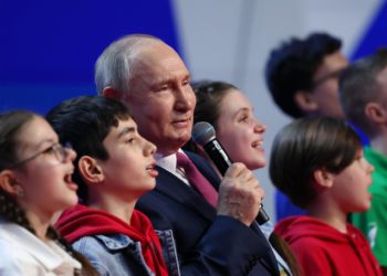 Putin intenta ganarse a los jóvenes rusos en un acto de campaña presidencial