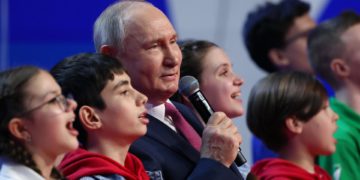 Putin intenta ganarse a los jóvenes rusos en un acto de campaña presidencial