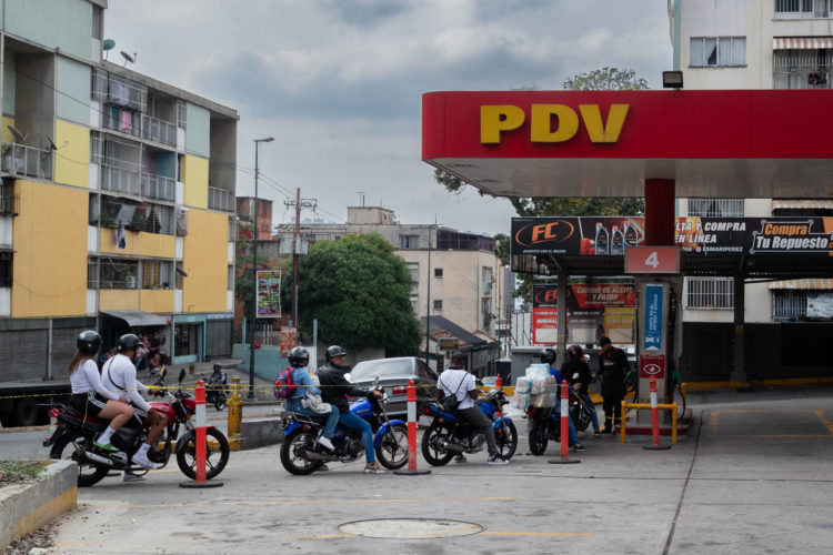 Motociclistas hacen fila en una estación de servicio de gasolina, el 4 de febrero de 2024, en Caracas (Venezuela). EFE/ Rayner Peña R.