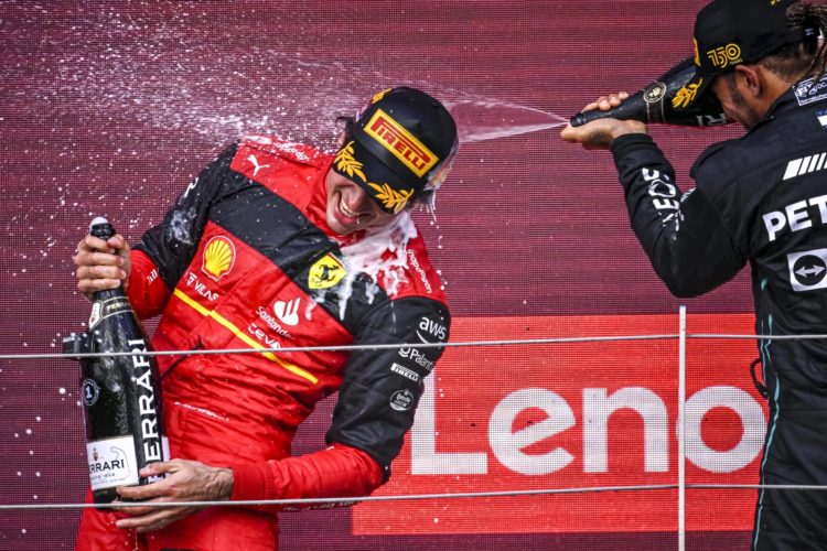 Foto de archivo de Carlos Sainz y Lewis Hamilton en el podio del Gran Premio de Gran Bretaña de 2022. EFE/EPA/CHRISTIAN BRUNA