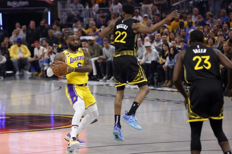 El jugador de Los Angeles Lakers LeBron James (i) enfrenta a su rivales de los Golden State Warriors Andrew Wiggins (c) y Draymond Green (d), en una fotografía de archivo. EFE/ John G. Mabanglo