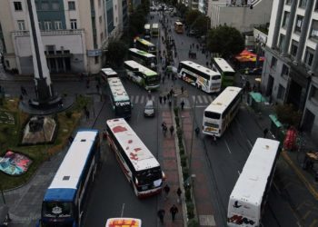 Más de mil vehículos y 1.175 pasajeros están atrapados en las rutas bloqueadas en Bolivia