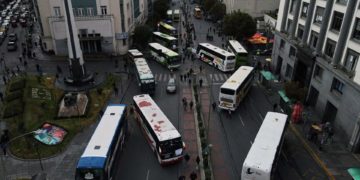 Más de mil vehículos y 1.175 pasajeros están atrapados en las rutas bloqueadas en Bolivia