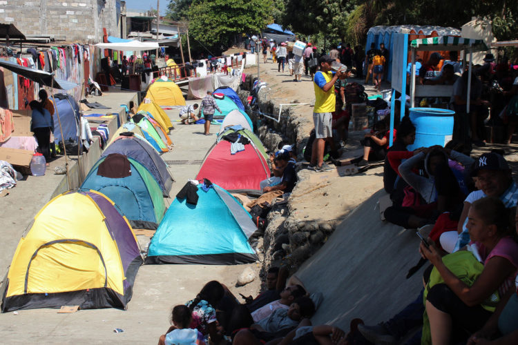 Migrantes permanecen en campamentos improvizados el 23 de febrero de 2024 en una calle de la ciudad de Tapachula (México). 
La frontera sur de México resiente la agudización del éxodo de Venezuela, tras un incremento de 131,8 % de la migración irregular de ese país en 2023 hasta las casi 223.000 personas, más de la cuarta parte del total de migrantes detectados por el Gobierno mexicano. EFE/Juan Manuel Blanco