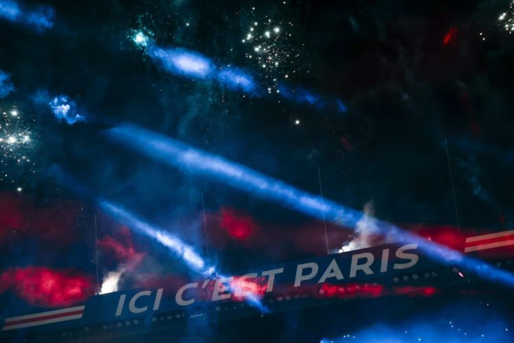 Fuegos artificiales sobre el estadio del Parque de los Príncipes, previos a la ceremonia de entrega del trofeo de campeón de la Liga 2022-23 al PSG. EFE/EPA/CHRISTOPHE PETIT TESSON