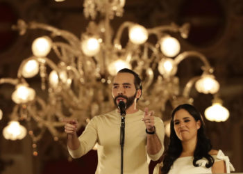 Bukele autoproclama su victoria en El Salvador y en su fiesta arremete contra los críticos