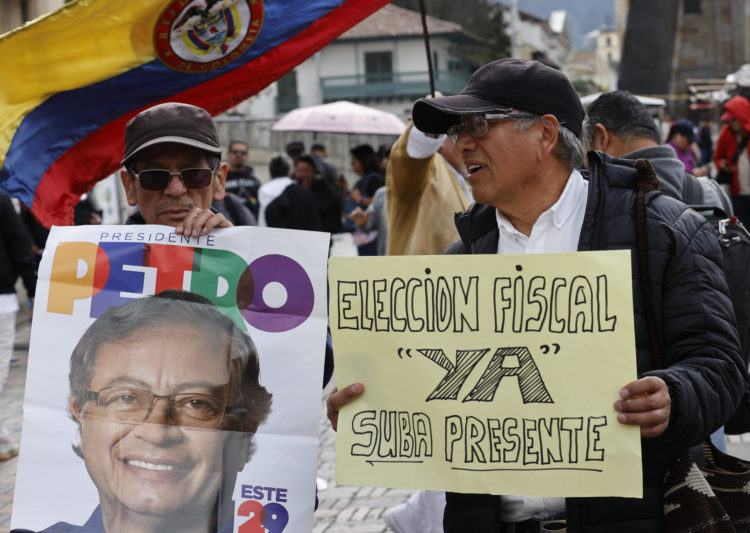 Manifestantes participan en una movilización popular en apoyo al presidente Gustavo Petro en Bogotá (Colombia). EFE/ Mauricio Dueñas Castañeda