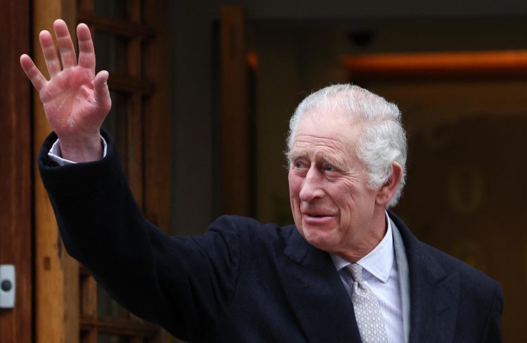 El rey Carlos III de Gran Bretaña saluda a su salida de la clínica de Londres el 29 de enero de 2024. EFE/EPA/ANDY RAIN