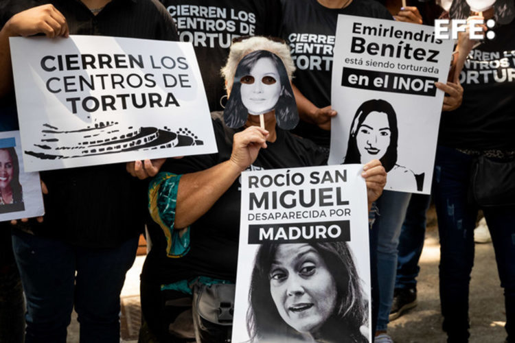 Activistas y opositores protestan para pedir la liberación inmediata y plena de la defensora de derechos humanos Rocío San Miguel el pasado martes frente a la Embajada de España, en Caracas (Venezuela). EFE/ Rayner Pena R