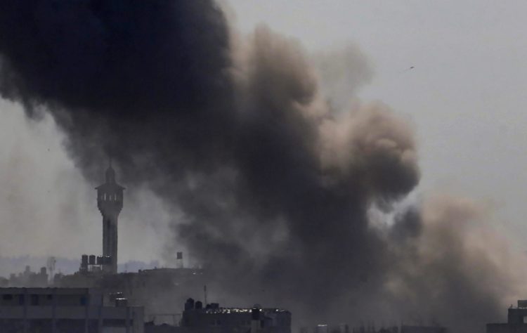 Humo tras un ataque aéreo israelí en la localidad de Deir Al Balah, Franja de Gaza, el 4 de febrero de 2024. EFE/EPA/MOHAMMED SABER