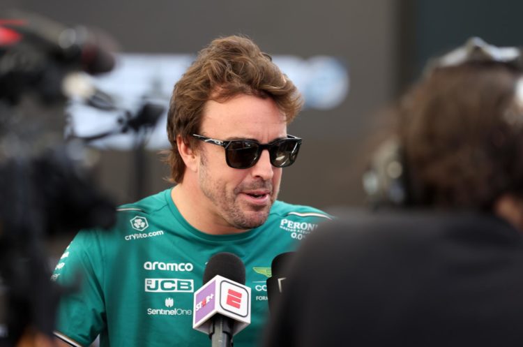 El piloto español Fernando Alonso atiende a los medios durante el GP de Abu Dabi, el último Gran Premio de la pasada temporada. EFE/EPA/ALI HAIDER
