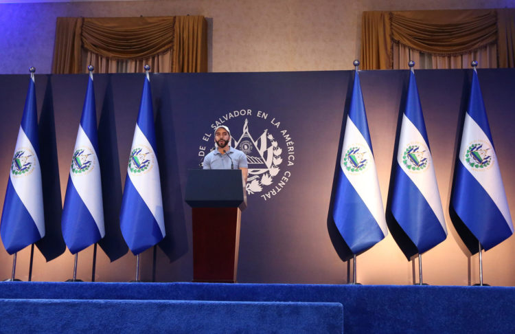 El presidente salvadoreño, Nayib Bukele, habla durante una conferencia de prensa, hoy en un hotel capitalino en San Salvador (El Salvador). EFE/Javier Aparicio