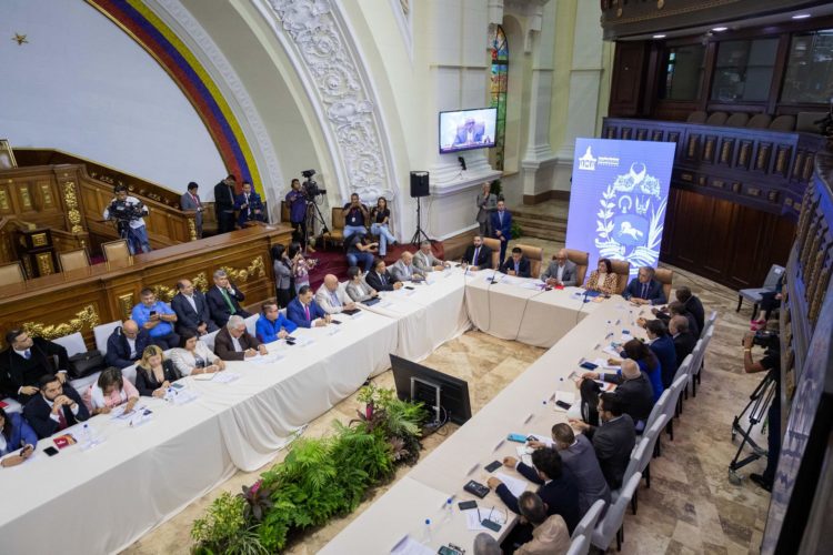 Diputados de la Asamblea Nacional se reúnen con representantes de partidos políticos, en Caracas (Venezuela), en una fotografía de archivo. EFE/ Rayner Peña R.