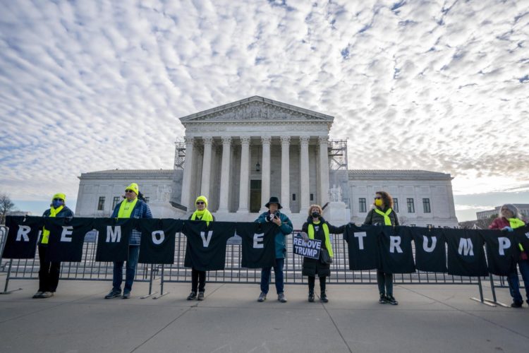 Manifestantes frente a la Corte Suprema mientras los magistrados se preparan para escuchar los argumentos del caso Trump en Washington, DC, EE.UU. EFE/EPA/SHAWN THEW