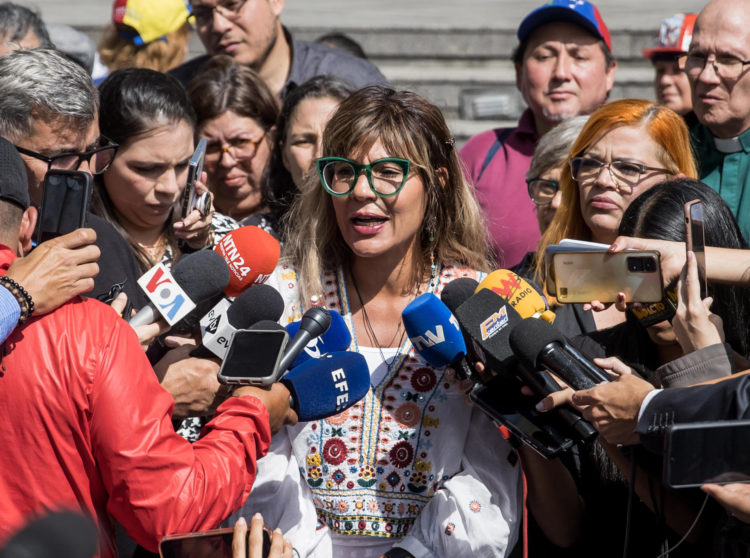 Martha Tineo, fundadora y coordinadora general de Justicia, Encuentro y Perdón (JEP), ofrece declaraciones a periodistas este miércoles, en Caracas (Venezuela). EFE/Miguel Gutiérrez