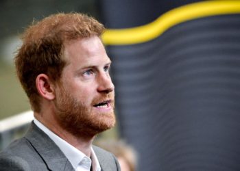 El príncipe Enrique llega a Londres para visitar a su padre tras su diagnóstico de cáncer