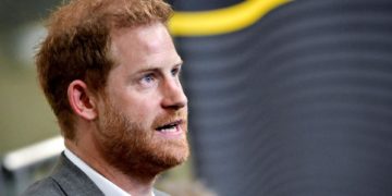 El príncipe Enrique llega a Londres para visitar a su padre tras su diagnóstico de cáncer