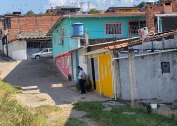 Habitantes de El Diamante afectados por colapso de aguas servidas