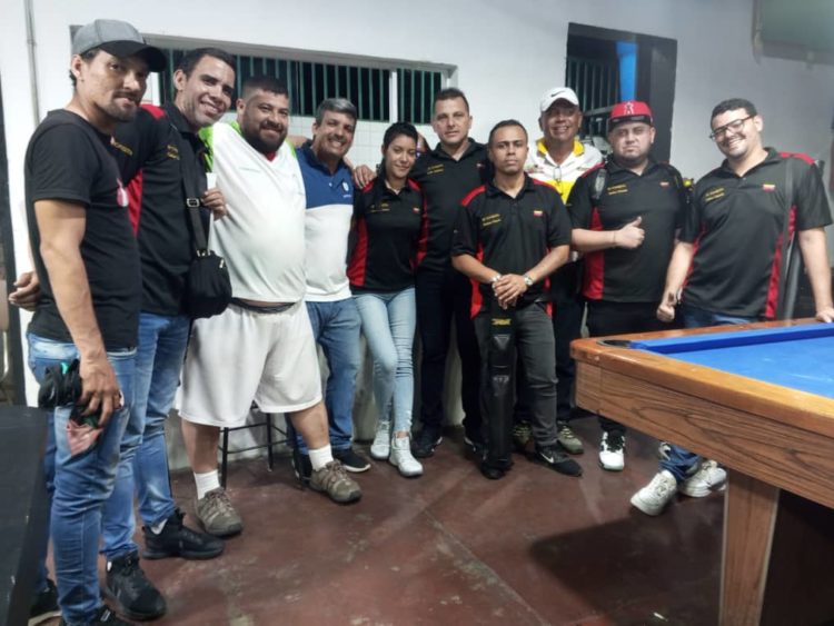 Integrantes del Club La Caleta de Caracas posan junto al anfitrión Giancarlo Bernabeo