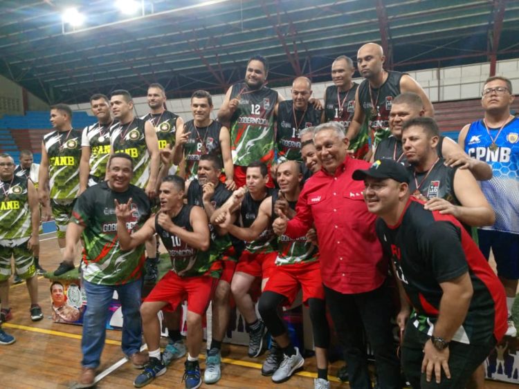 Los campeones del Cuadrangular de Baloncesto celebran junto al
Gobernador Gerardo Márquez y el Diputado Pedro Carreño (Gráfica: Cortesía Prensa Indet)