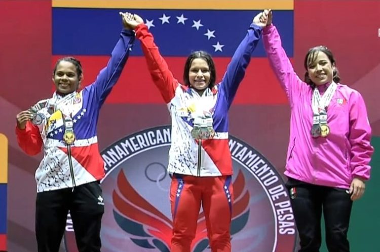 Anyelin Venegas en lo más alto del podio femenino de los 59Kgs del Panamericano y Preolímpico de Halterofilia (Gráficas: Cortesía de Panam Sport)