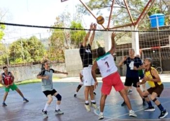 Reviven glorias del volibol en encuentros semanales de Bella Vista