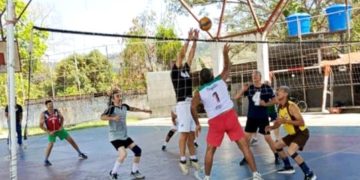 Reviven glorias del volibol en encuentros semanales de Bella Vista