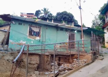 Filtración de aguas negras afecta a familias en sector 7 Colinas.