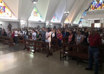 Feligreses de la iglesia Nuestra Señora del Carmen cumplieron con el miércoles de ceniza