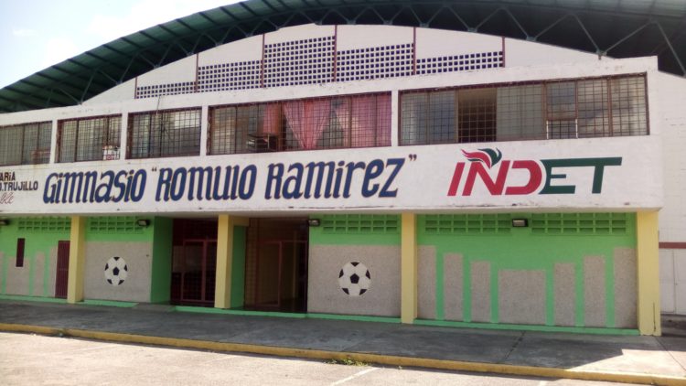 En el gimnasio Rómulo Ramírez de Valera está instalada la comisión electoral del fútbol de salón (Gráfica: Miguel Albarrán)