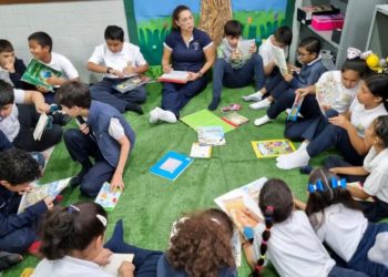 Docente incentiva el amor por la lectura en sus alumnos con creativo rincón en la escuela