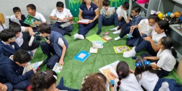 Docente incentiva el amor por la lectura en sus alumnos con creativo rincón en la escuela