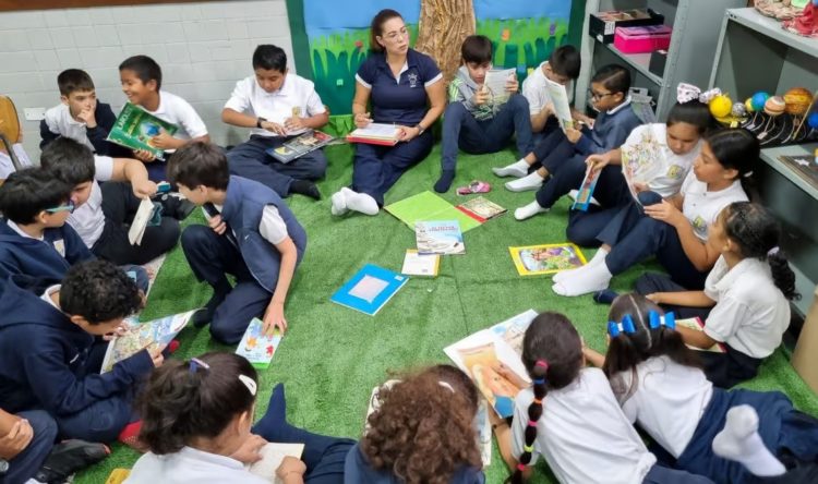 Las maestras de primaria del Colegio Madre del Divino Pastor buscan mejorar las habilidades y comprensión lectora en sus estudiantes. Fotografía: Tairy Gambo