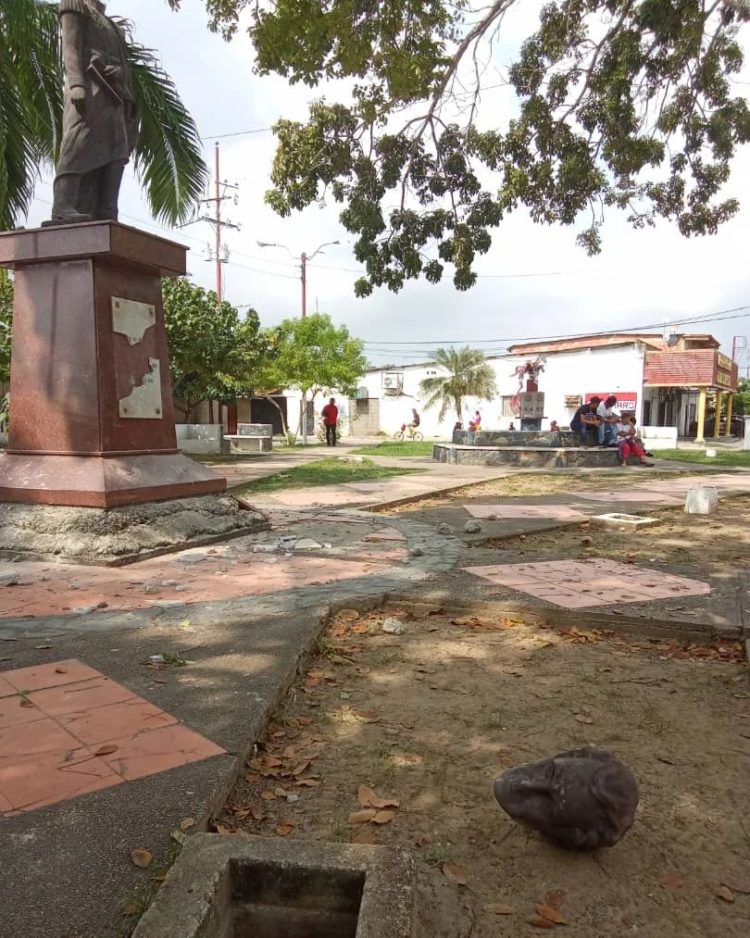 Policía detiene a cuatro sujetos acusados de cometer actos vandálicos contra estatua de Bolívar en La Ceiba