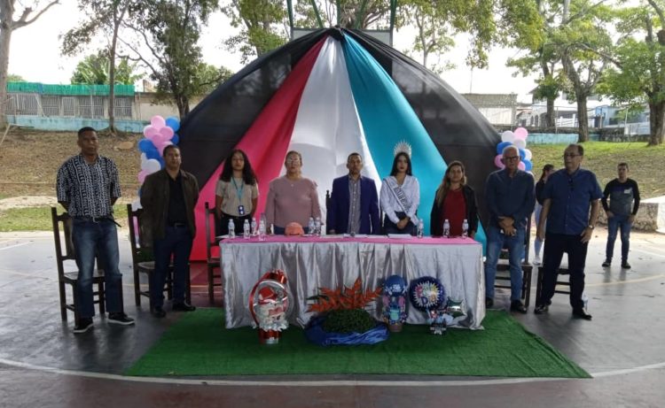 Presídium de la actividad homenaje a la juventud celebrada en el parque Guerrero Fuenmayor.